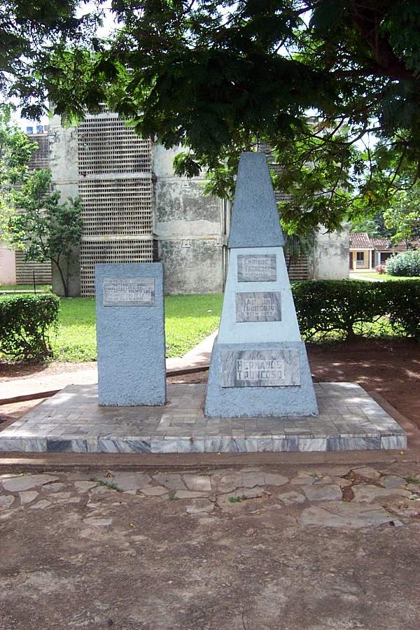 Obelisco a los Hnos Troncoso 1